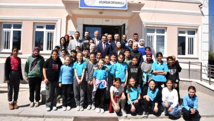 Afyonkarahisar Şuhut Kaymakamı Atlıhisar Ortaokulu’nda kütüphane açılışına katıldı