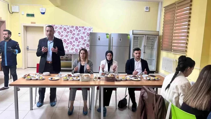 Dumlupınar Kaymakamı Özpınar, Dumlupınar Anadolu Lisesi Pansiyonunda iftar programına katıldı