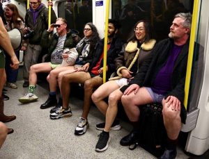 Londra’da Pantolonsuz Günü kutlaması