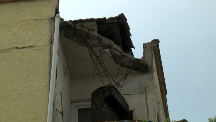 İstanbul’da 4 katlı binanın çatısı çöktü