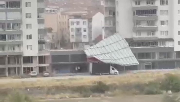 Şiddetli fırtına sitenin çatısını uçurdu
